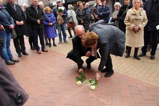 Hans en Mieke Zilverberg leggen rozen bij de Stolpersteine